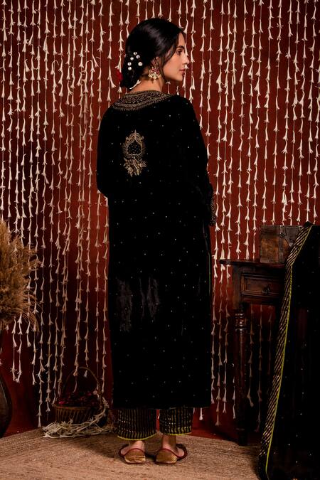 Shop Chandbari Black Kurta Silk Velvet Embroidery Sequin Round Set at Aza Fashions Shop_Chandbari_Black Kurta Silk Velvet Embroidery Sequin Round Set_at_Aza_Fashions