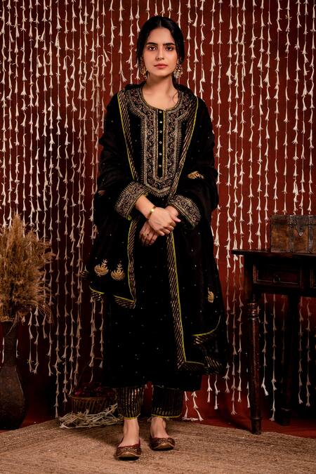 Chandbari Black Kurta Silk Velvet Embroidery Sequin Round Set Online at Aza Fashions Chandbari_Black Kurta Silk Velvet Embroidery Sequin Round Set_Online_at_Aza_Fashions