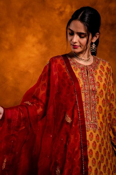 Chandbari_Red Dupatta Silk Organza, Kurta And Palazzo Chanderi Floral, Sequin, Print Set_at_Aza_Fashions