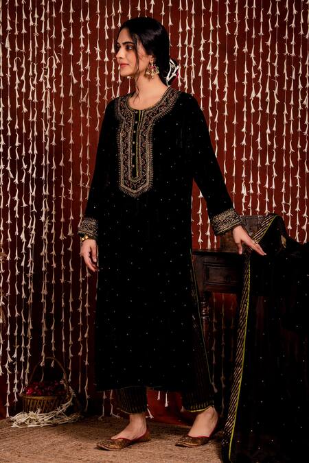 Buy Chandbari Black Kurta Silk Velvet Embroidery Sequin Round Set Online at Aza Fashions Buy_Chandbari_Black Kurta Silk Velvet Embroidery Sequin Round Set_Online_at_Aza_Fashions