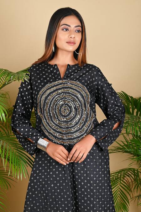 Shop Dyelogue Black Mulberry Silk Sequin Embroidered Bodice Kurta Online at Aza Fashions Shop_Dyelogue_Black Mulberry Silk Sequin Embroidered Bodice Kurta _Online_at_Aza_Fashions