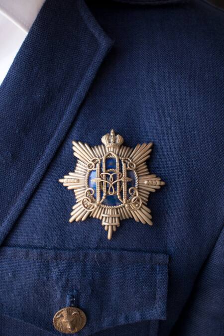 Buy_Cosa Nostraa_Gold Stone Emblem Brooch And Tiger Eye Collar Tips Set _Online_at_Aza_Fashions