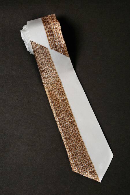 Cosa Nostraa_Gold Printed The Celebration Style Box _Online_at_Aza_Fashions