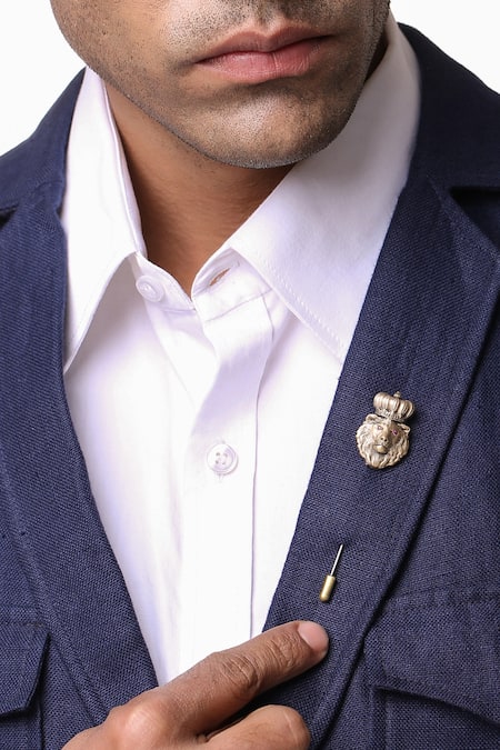 Cosa Nostraa_Gold Crowned Wings Brooch And Lapel Pin Gift Box_Online_at_Aza_Fashions