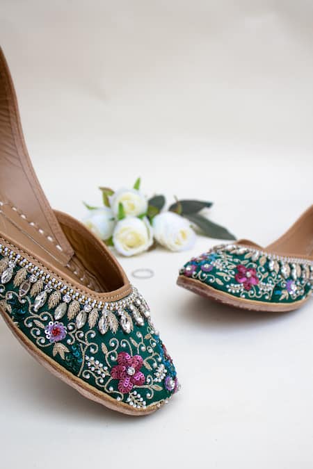 Buy_Jutti Express_Green Embroidered Leather Juttis 