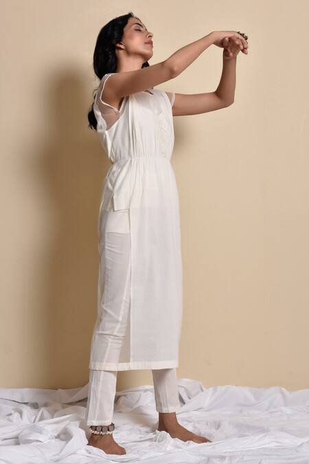 Kanika Sharma_White Inner Doby Pant And Kurta Cotton Kurta Round Embroidered Set _Online_at_Aza_Fashions