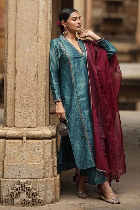 Sagaa By Vanita Green Kurta And Pant Tissue Embroidered Aari V Neck Set at Aza Fashions Sagaa By Vanita_Green Kurta And Pant Tissue Embroidered Aari V Neck Set _at_Aza_Fashions