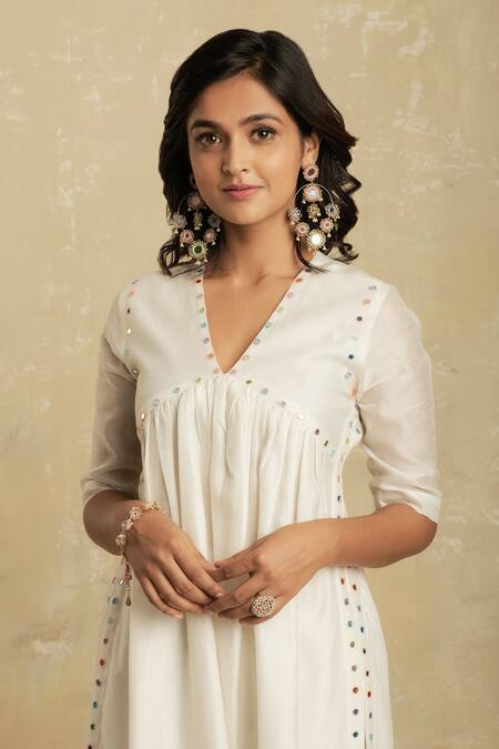 Shop Charkhee White Kurta Chanderi Lining Pant Embroidery V Neck Set Online at Aza Fashions Shop_Charkhee_White Kurta Chanderi Lining Pant Embroidery V Neck Set _Online_at_Aza_Fashions