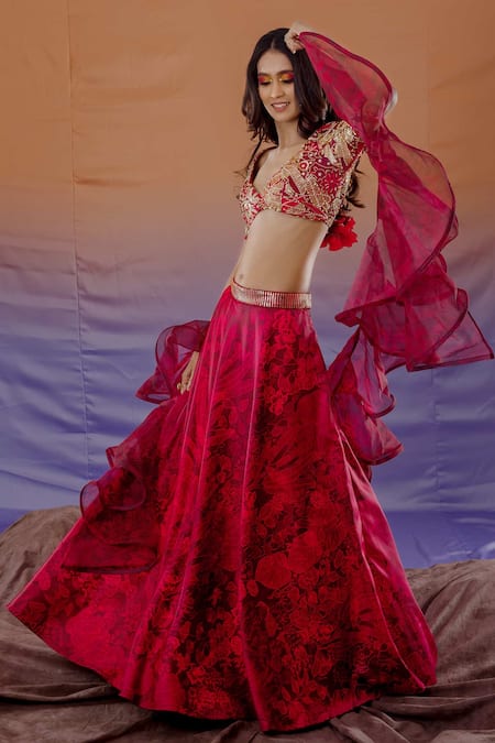 What fix can I do in my heavy bridal lehnga which will make it not slip  down my waist and expose my belly because the choli is too short? - Quora