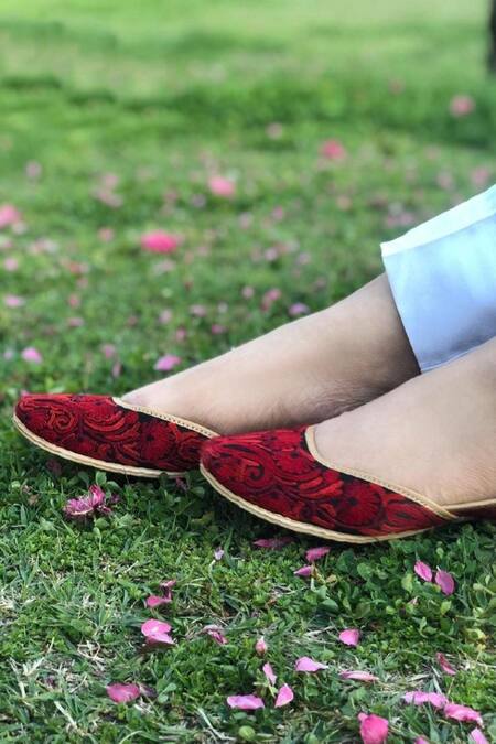 Cilwana Studio Black Embroidered Paisley Pattern Juttis Online at Aza Fashions Cilwana Studio_Black Embroidered Paisley Pattern Juttis _Online_at_Aza_Fashions