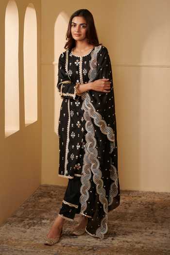 Buy Mulmul Black 100% Pure Mulmul Embroidered Floral Round Kaveri Kurta Pant Set at Aza Fashions Buy_Mulmul_Black 100% Pure Mulmul Embroidered Floral Round Kaveri Kurta Pant Set _at_Aza_Fashions