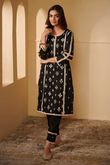 Shop Mulmul Black 100% Pure Mulmul Embroidered Floral Round Kaveri Kurta Pant Set at Aza Fashions Shop_Mulmul_Black 100% Pure Mulmul Embroidered Floral Round Kaveri Kurta Pant Set _at_Aza_Fashions
