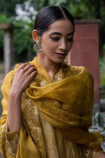 Buy Deep Thee Yellow Organza, Tissue Silk Aari And Zardozi V Neck Kurta Set Online at Aza Fashions Buy_Deep Thee_Yellow Organza, Tissue Silk Aari And Zardozi V Neck Kurta Set _Online_at_Aza_Fashions