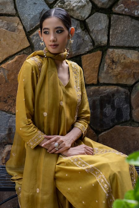 Shop Deep Thee Yellow Organza, Chanderi Floral V Neck Embroidered Kurta Set at Aza Fashions Shop_Deep Thee_Yellow Organza, Chanderi Floral V Neck Embroidered Kurta Set _at_Aza_Fashions