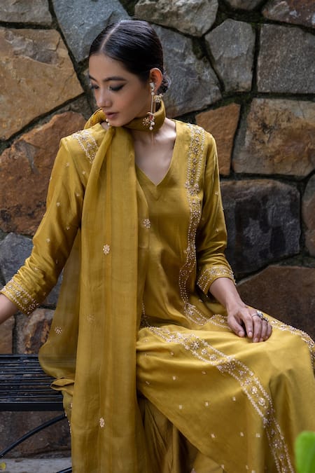 Deep Thee Yellow Organza, Chanderi Floral V Neck Embroidered Kurta Set Online at Aza Fashions Deep Thee_Yellow Organza, Chanderi Floral V Neck Embroidered Kurta Set _Online_at_Aza_Fashions