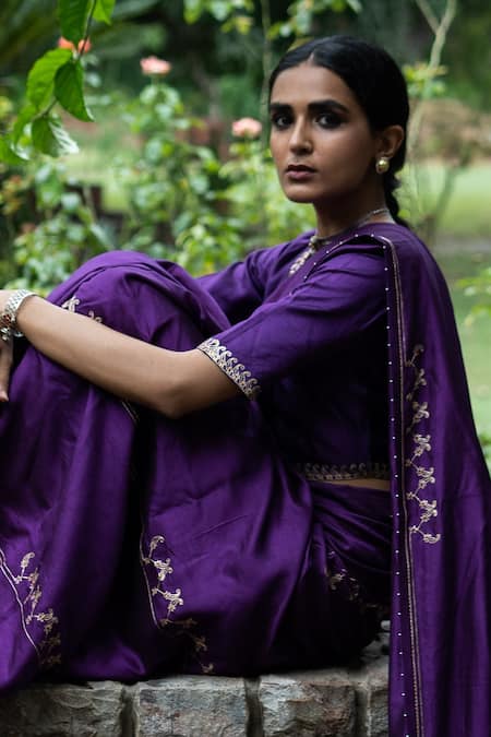 Deep Thee_Purple Silk Paisley V Neck Saree With Blouse _at_Aza_Fashions