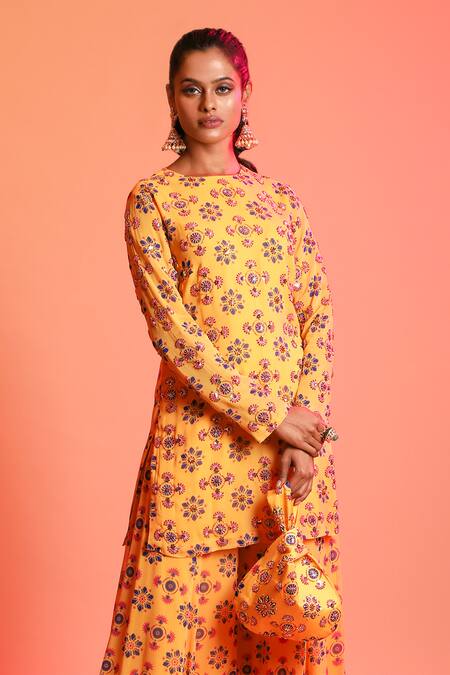 Diyarajvvir_Yellow Georgette V Neck Printed Kurta And Sharara Set _Online_at_Aza_Fashions