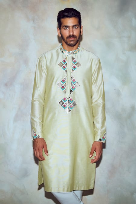 Diyarajvvir Green Silk Lining Embroidered Straight Kurta Online at Aza Fashions Diyarajvvir_Green Silk Lining Embroidered Straight Kurta _Online_at_Aza_Fashions