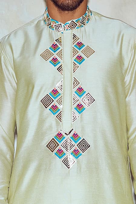Buy Diyarajvvir Green Silk Lining Embroidered Straight Kurta Online at Aza Fashions Buy_Diyarajvvir_Green Silk Lining Embroidered Straight Kurta _Online_at_Aza_Fashions