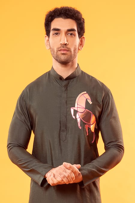 Diyarajvvir_Green Silk Bundi Lining Mul Embroidered And Kurta Set _at_Aza_Fashions