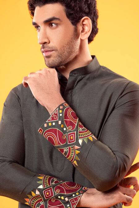 Diyarajvvir_Green Silk Lining Mul Embroidered Kurta Set _Online_at_Aza_Fashions