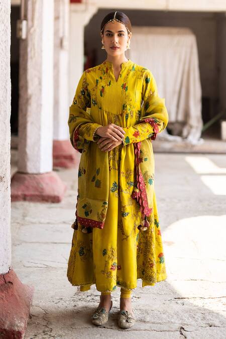 Archana Jaju_Yellow Silk Mandarin Collar Printed Kurta Set_Online_at_Aza_Fashions