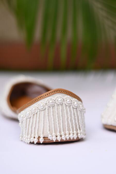 Jutti Express White Embroidered Pearl Juttis at Aza Fashions Jutti Express_White Embroidered Pearl Juttis _at_Aza_Fashions