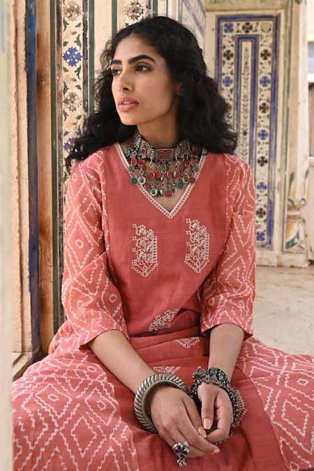 Shop Rekha Agra Peach Chanderi And Cotton Flax Block Print & Pearl V Neck Kurta & Pant Set at Aza Fashions Shop_Rekha Agra_Peach Chanderi And Cotton Flax Block Print & Pearl V Neck Kurta & Pant Set _at_Aza_Fashions