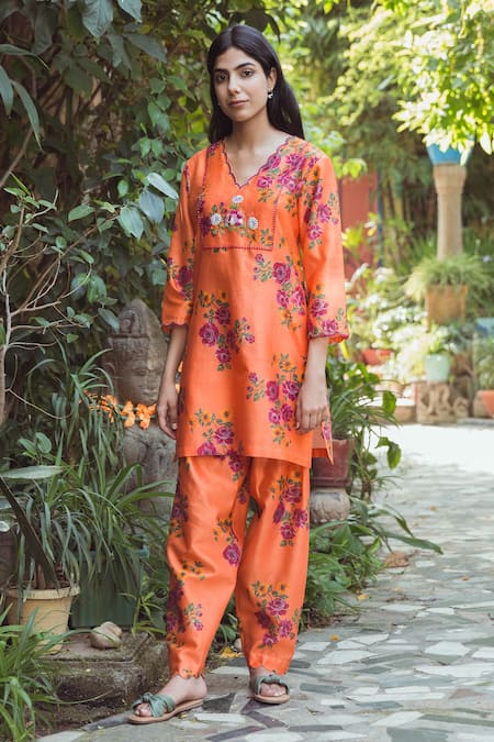 Raiman_Orange Chanderi Embroidery V-neck Floral Print Kurta Set _Online_at_Aza_Fashions