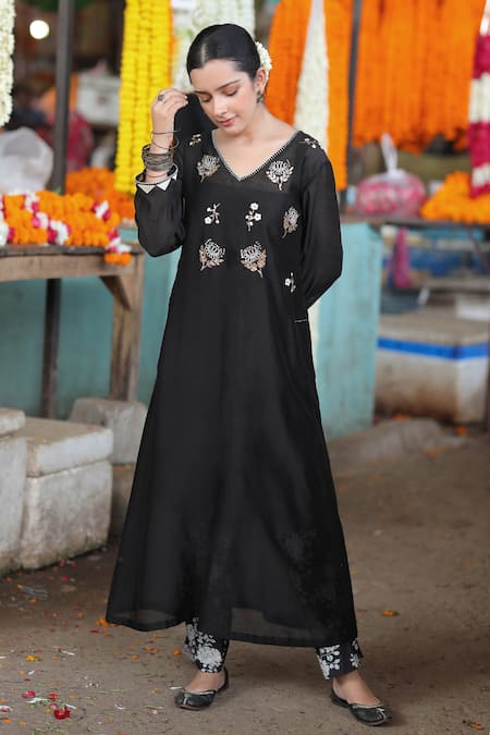 Raiman Black Chanderi Embroidered Floral V Neck Kurta Set Online at Aza Fashions Raiman_Black Chanderi Embroidered Floral V Neck Kurta Set _Online_at_Aza_Fashions