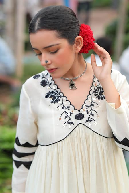 Raiman Off White Chanderi, Organza Embroidery V-neck Anarkali Set Online at Aza Fashions Raiman_Off White Chanderi, Organza Embroidery V-neck Anarkali Set _Online_at_Aza_Fashions