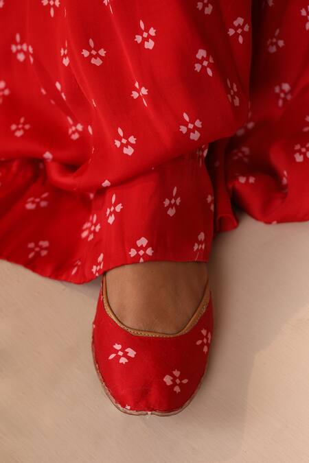 Esha Koul_Red Printed Modal Satin Juttis _at_Aza_Fashions