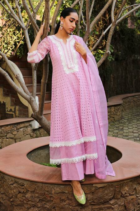 Enaarah_Pink Embroidered Thread Work Notched Rosa Kurta Skirt Set _Online_at_Aza_Fashions