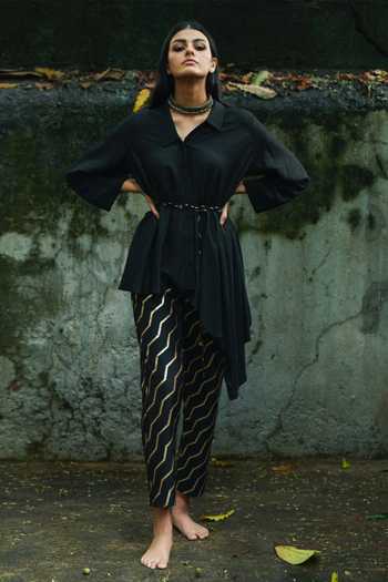 Buy Ezra Black Chevron Print Cigrette Pant at Aza Fashions Buy_Ezra_Black Chevron Print Cigrette Pant_at_Aza_Fashions