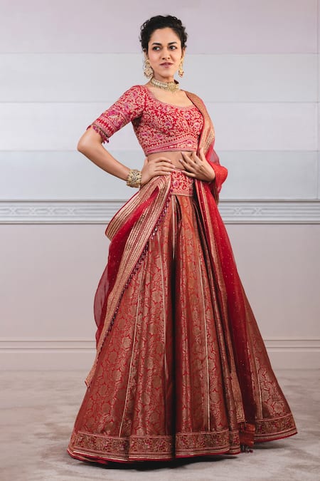 Buy_Tarun Tahiliani_Red Brocade Scoop Neck Embroidered Bridal Lehenga Set_Online_at_Aza_Fashions
