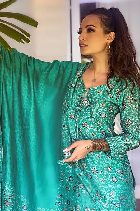 Shrutkirti_Green Chanderi Printed Floral Tie Straight Short Kurta Set _at_Aza_Fashions