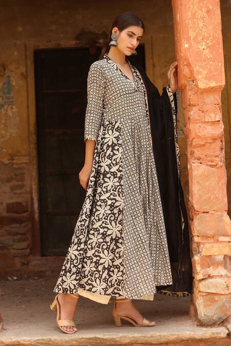 Gulabo Jaipur_Black , Doriya V Neck Printed Anarkali Set_Online_at_Aza_Fashions