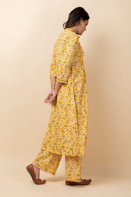 Shop Kalakaari By Sagarika Yellow Dupatta Chanderi, Kurta And Pant Cotton Floral Notched Printed Set at Aza Fashions Shop_Kalakaari By Sagarika_Yellow Dupatta Chanderi, Kurta And Pant Cotton Floral Notched Printed Set_at_Aza_Fashions