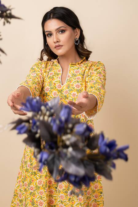 Shop Kalakaari By Sagarika Yellow Dupatta Chanderi, Kurta And Pant Cotton Floral Notched Printed Set Online at Aza Fashions Shop_Kalakaari By Sagarika_Yellow Dupatta Chanderi, Kurta And Pant Cotton Floral Notched Printed Set_Online_at_Aza_Fashions
