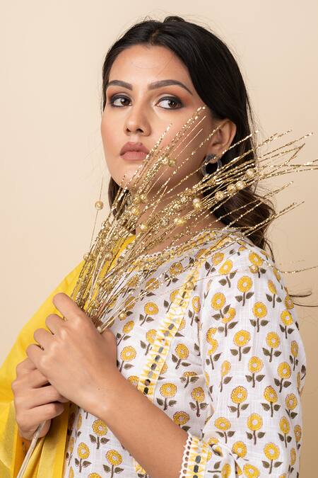 Shop Kalakaari By Sagarika Yellow Dupatta Chanderi, Kurta And Pant Cotton Floral, Striped Printed Set Online at Aza Fashions Shop_Kalakaari By Sagarika_Yellow Dupatta Chanderi, Kurta And Pant Cotton Floral, Striped Printed Set _Online_at_Aza_Fashions