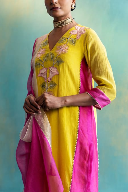 Shivani Bhargava_Yellow Handloom Chanderi Aari, Bead V Neck Colorblock Kurta _at_Aza_Fashions