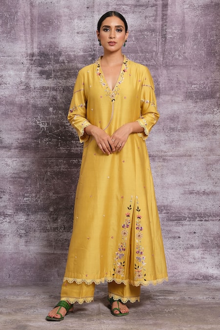 Buy Yellow Chanderi Silk Embroidered French Knot V Neck Kurta And ...