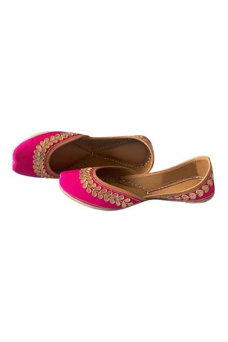 Kurrbat Flamingo Gota Patti Work Juttis 