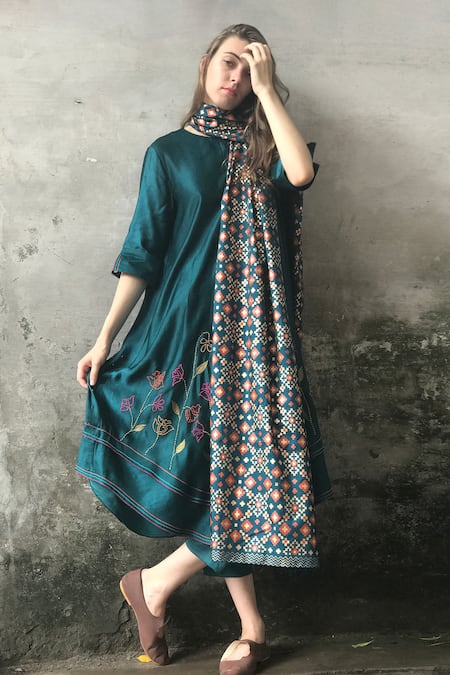 I Am Design_Green Satin Linen Embroidered Kurta Set _Online_at_Aza_Fashions