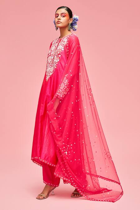 Nachiket Barve Pink Dupatta Tulle, Kurta Chanderi, Lining Shantoon Floral Embroidered Set Online at Aza Fashions Nachiket Barve_Pink Dupatta Tulle, Kurta Chanderi, Lining Shantoon Floral Embroidered Set _Online_at_Aza_Fashions