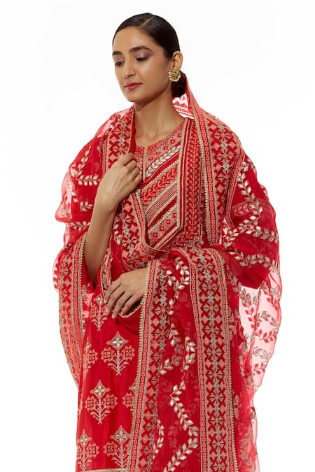 Kavita Bhartia Red Silk Notched Round Neck Embroidered Kurta Set Online at Aza Fashions Kavita Bhartia_Red Silk Notched Round Neck Embroidered Kurta Set _Online_at_Aza_Fashions