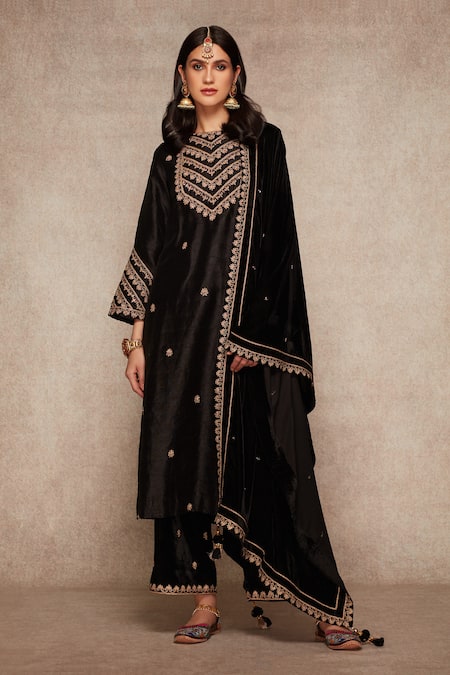 Ajiesh Oberoi Silk Embroidered Kurta Set 