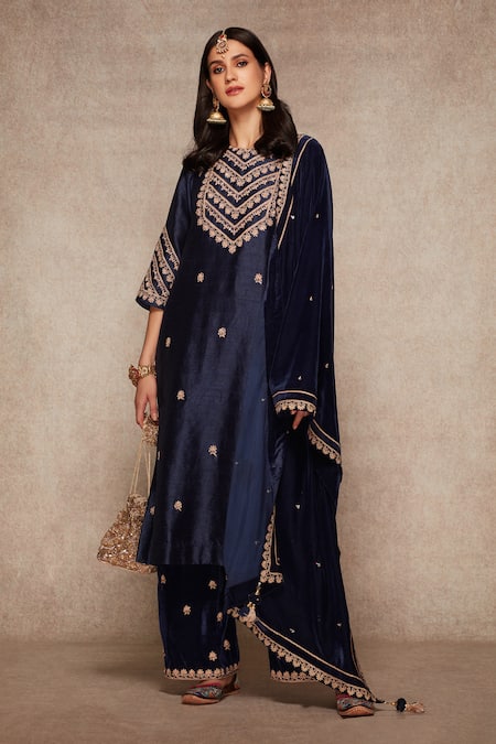 Ajiesh Oberoi Silk Embroidered Kurta Set 