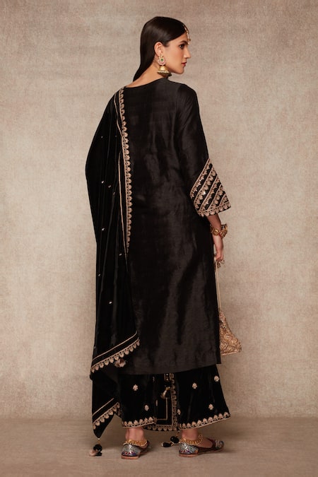 Ajiesh Oberoi Silk Embroidered Kurta Set 