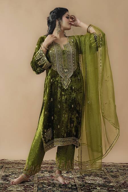 Gul By Aishwarya Green Dupatta Organza, Kurta Velvet, Pant Satin Embroidered Set Online at Aza Fashions Gul By Aishwarya_Green Dupatta Organza, Kurta Velvet, Pant Satin Embroidered Set _Online_at_Aza_Fashions